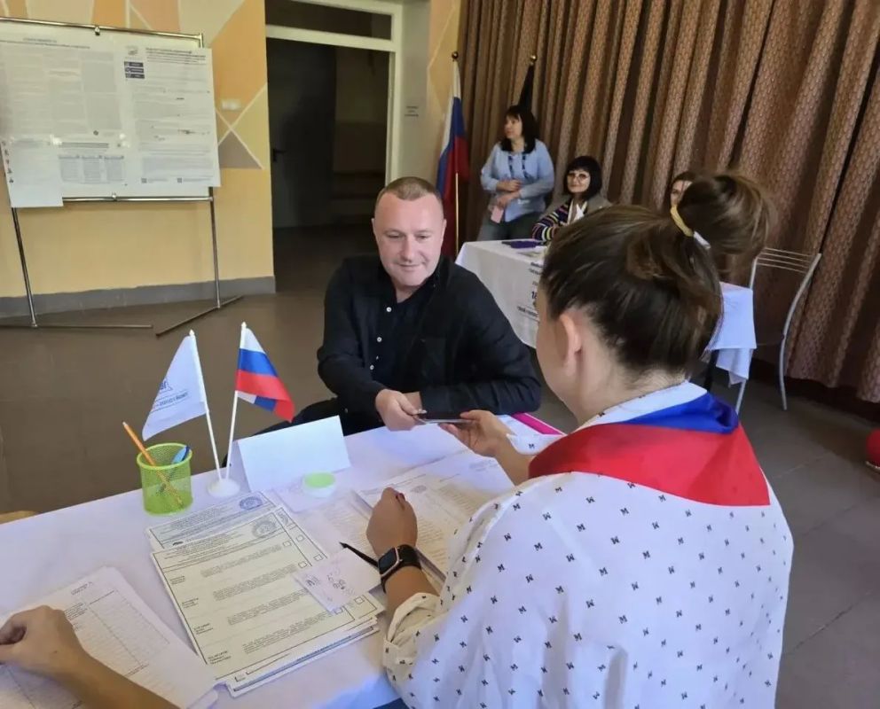 Свой гражданский долг выполнил Валерий Скляров, проголосовав на избирательном участке Свой гражданский долг выполнил Валерий Скляров, проголосовав на избирательном участке