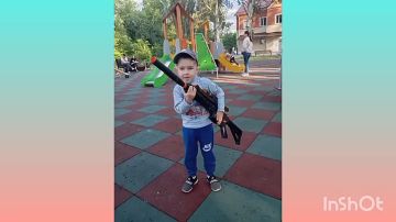 Свои поздравления жителям Ясиноватой с Днем города шлют самые маленькие жители – воспитанники детского сада № 5 «Солнышко» и все сотрудники детсада!