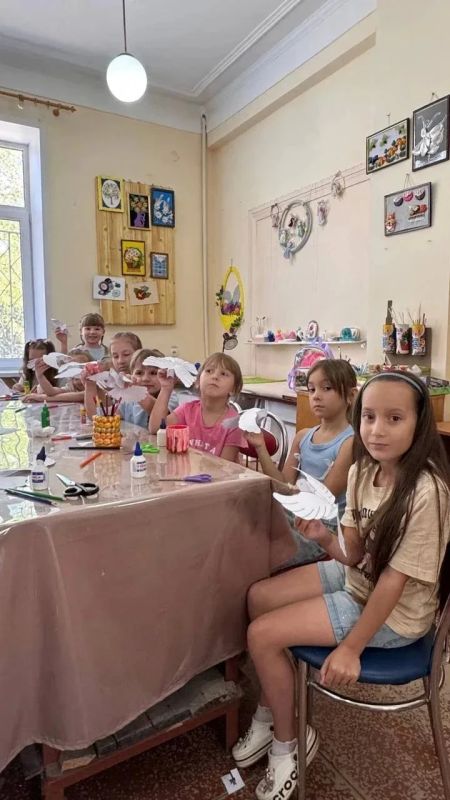 Искусство, согретое душой. В преддверии Международного дня мира во Дворце культуры им. Ленина прошел мастер-класс «Голубь мира» для студии детского танца «Калинка» Искусство, согретое душой. В преддверии Международного дня мира во Дворце культуры им. Ленина прошел мастер-класс «Голубь мира» для студии детского танца «Калинка»