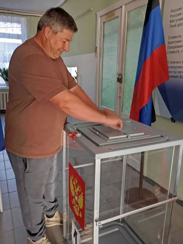 Сегодня, в третий день голосования на избирательных участках Амвросиевского округа по прежнему многолюдно Сегодня, в третий день голосования на избирательных участках Амвросиевского округа по прежнему многолюдно
