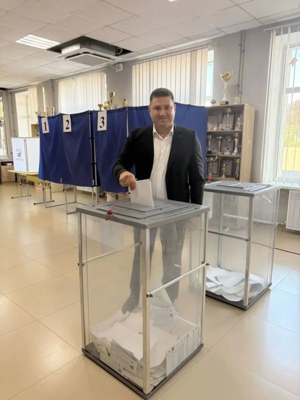 Депутат Мангушского муниципального Совета принял участие в выборах вместе с семьей Депутат Мангушского муниципального Совета принял участие в выборах вместе с семьей