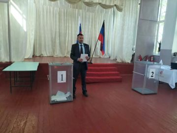 Депутат Старобешевского муниципального совета Сергей Канарь вместе с коллективом ГБОУ "Стыльской школы" исполнил свой гражданский долг на выборах депутатов Государственной Думы РФ
