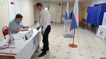 Заведующий Урзуфским территориальным сектором Николай Аджавенко исполнил гражданский долг, проголосовав на выборах в Государственную Думу 2026 года