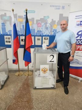 «За Россию, за единство, за будущее!»: Юрий Захаров проголосовал на выборах в Госдуму