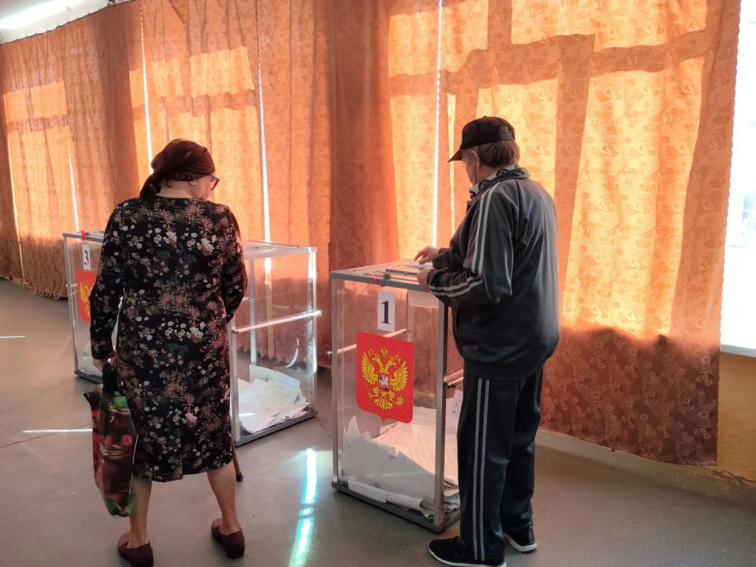 Сегодня, в третий день голосования на избирательных участках Амвросиевского округа по прежнему многолюдно Сегодня, в третий день голосования на избирательных участках Амвросиевского округа по прежнему многолюдно