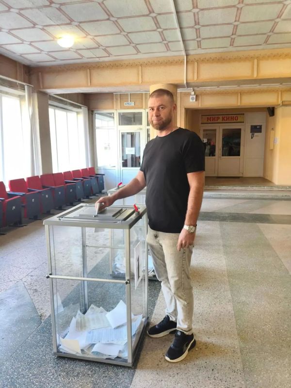 Сегодня депутат Старобешевского муниципального округа Евгений Балабанов и коллектив ГБУ ДНР «Старобешевская центральная районная больница» исполнили свой гражданский долг — приняли участие в голосовании на выборах депутатов... Сегодня депутат Старобешевского муниципального округа Евгений Балабанов и коллектив ГБУ ДНР «Старобешевская центральная районная больница» исполнили свой гражданский долг — приняли участие в голосовании на выборах депутатов...