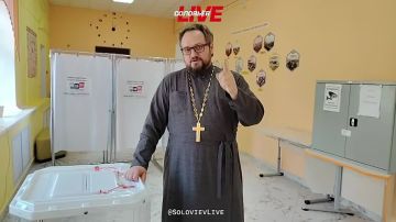 Настоятель Свято-Никольского храма в Мосальске Калужской области, блогер Владислав Береговой призвал россиян прийти на выборы и проголосовать
