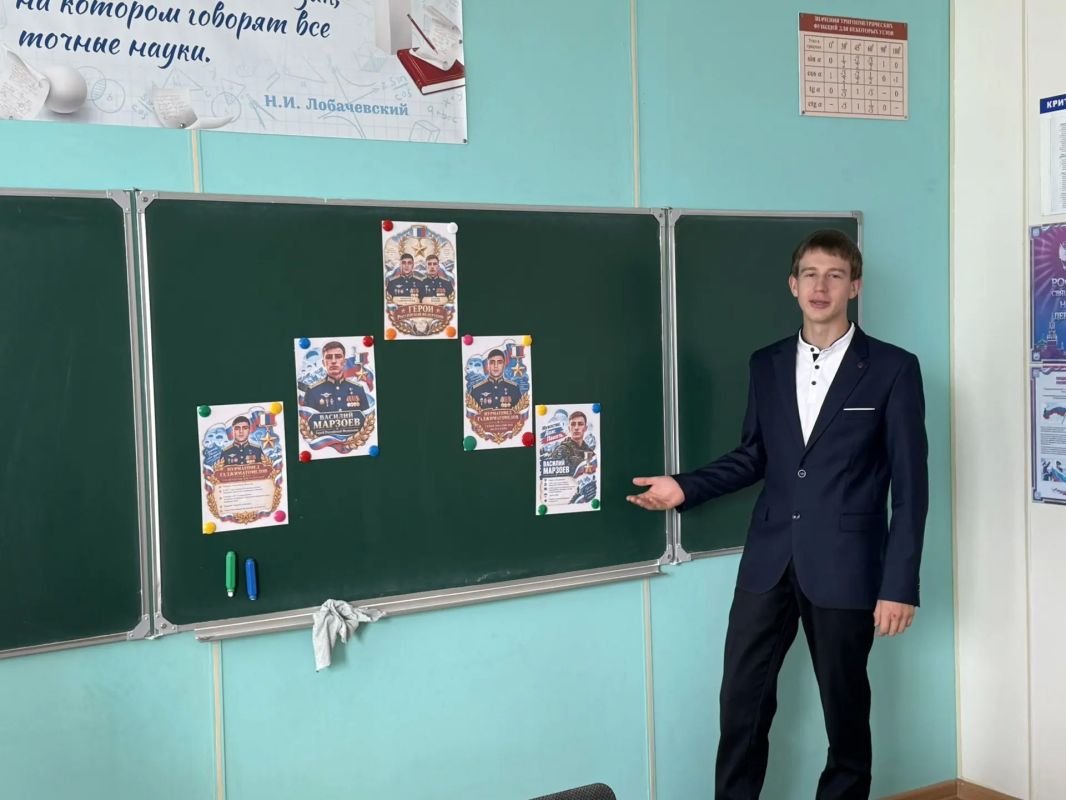 РАЗГОВОРЫ О ВАЖНОМ. Новая учебная неделя в Тельмановской гимназии началась традиционно с линейки и почётного права выноса флага Российской Федерации и флага Донецкой Народной Республики юнармейцами ВПК «Юные патриоты... РАЗГОВОРЫ О ВАЖНОМ. Новая учебная неделя в Тельмановской гимназии началась традиционно с линейки и почётного права выноса флага Российской Федерации и флага Донецкой Народной Республики юнармейцами ВПК «Юные патриоты...