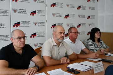 21 сентября глава муниципального образования городского округа Дебальцево Сергей Викторович Желновач с руководителями управлений, отделов и секторов администрации городского округа Дебальцево провёл аппаратное совещание