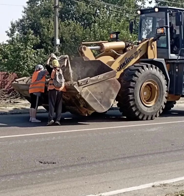 С заботой об округе. Коллектив Ясиноватского жилищно-эксплуатационного комбината на минувшей неделе отработал активно и слаженно, обеспечивая чистоту и порядок в округе