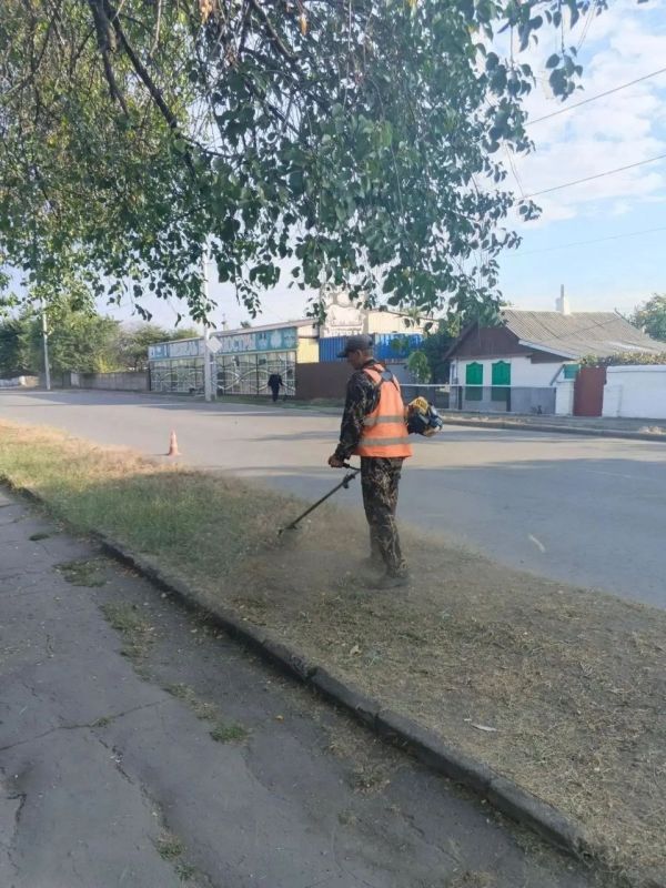 Коммунальщики Снежного продолжают благоустраивать территории общего пользования Коммунальщики Снежного продолжают благоустраивать территории общего пользования
