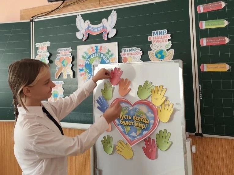 В образовательных организациях Шахтерского муниципального округа прошли мероприятия, приуроченные ко Дню мира