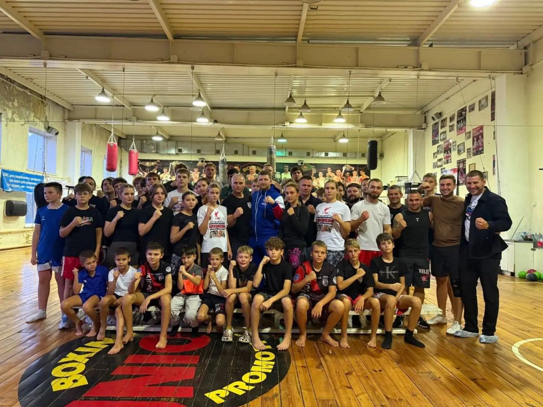 Министр спорта и туризма ДНР Максим Швец вместе с чемпионом Европы и мира по кикбоксингу Владимиром Минеевым провели мастер-класс для воспитанников спортивной школы по видам единоборств Министр спорта и туризма ДНР Максим Швец вместе с чемпионом Европы и мира по кикбоксингу Владимиром Минеевым провели мастер-класс для воспитанников спортивной школы по видам единоборств