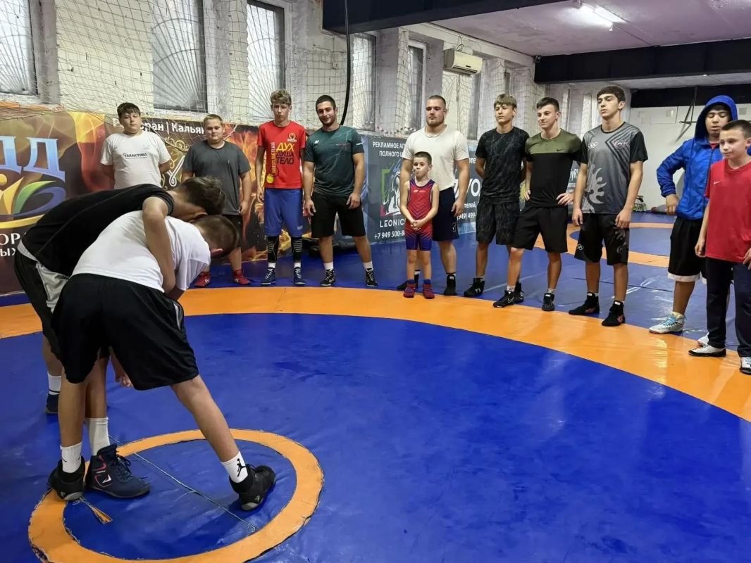 В Мариуполе прошел мастер-класс по греко-римской борьбе В Мариуполе прошел мастер-класс по греко-римской борьбе