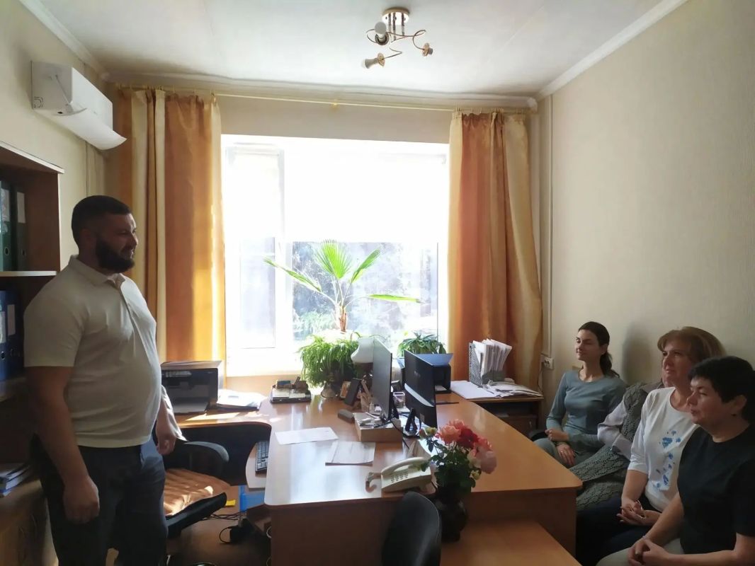 18 сентября заместитель главы администрации городского округа Торез Александр Люлькович провел встречу с трудовым коллективом Управления финансов администрации городского округа Торез