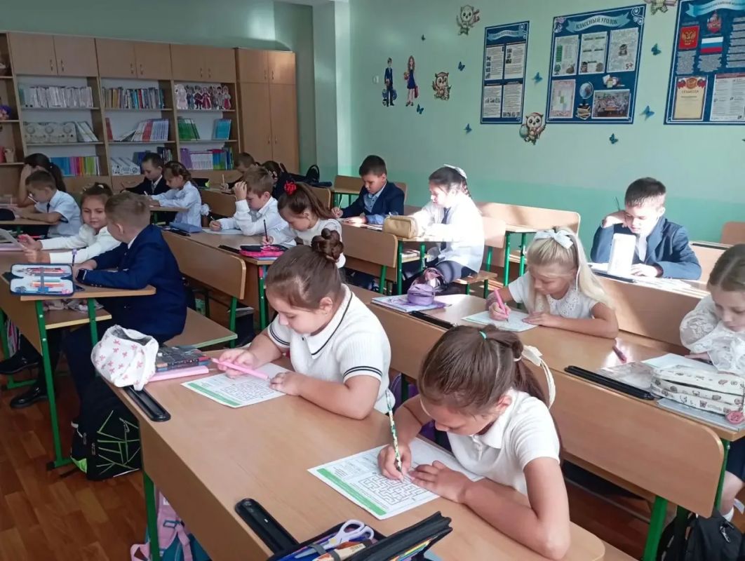 РАЗГОВОРЫ О ВАЖНОМ. Новая учебная неделя в Тельмановской гимназии началась традиционно с линейки и почётного права выноса флага Российской Федерации и флага Донецкой Народной Республики юнармейцами ВПК «Юные патриоты... РАЗГОВОРЫ О ВАЖНОМ. Новая учебная неделя в Тельмановской гимназии началась традиционно с линейки и почётного права выноса флага Российской Федерации и флага Донецкой Народной Республики юнармейцами ВПК «Юные патриоты...