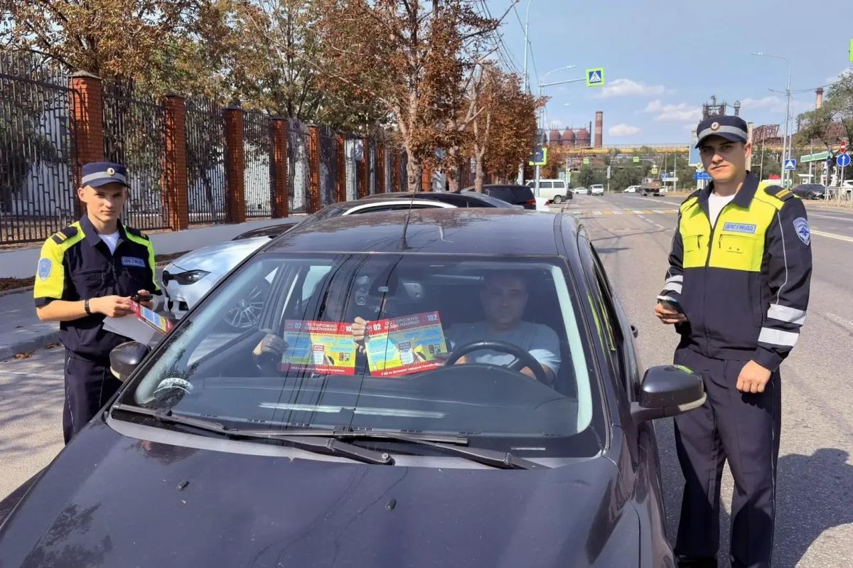 Полицейские проводят профилактические беседы со школьниками Полицейские проводят профилактические беседы со школьниками
