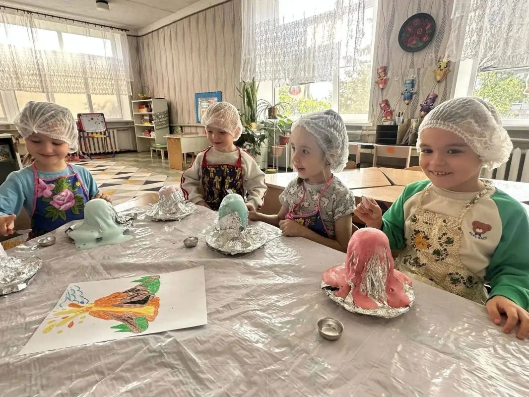 В старшей группе «Колосок» (ГБДОУ «Детский сад № 16 «Сказка» г.о. Торез) прошло занятие по познавательно-исследовательской деятельности на тему «Вулканы» (воспитатель Даценко С. В.) В старшей группе «Колосок» (ГБДОУ «Детский сад № 16 «Сказка» г.о. Торез) прошло занятие по познавательно-исследовательской деятельности на тему «Вулканы» (воспитатель Даценко С. В.)