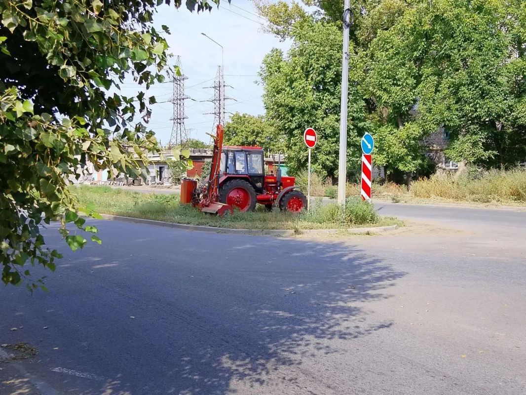 Сегодня, 21 сентября, с целью приведения территории в надлежащее санитарное состояние в Кировском внутригородском районе города Макеевки силами МУП АГМ «Перспектива» проведены работы по покосу травы по ул. 50 лет образования... Сегодня, 21 сентября, с целью приведения территории в надлежащее санитарное состояние в Кировском внутригородском районе города Макеевки силами МУП АГМ «Перспектива» проведены работы по покосу травы по ул. 50 лет образования...