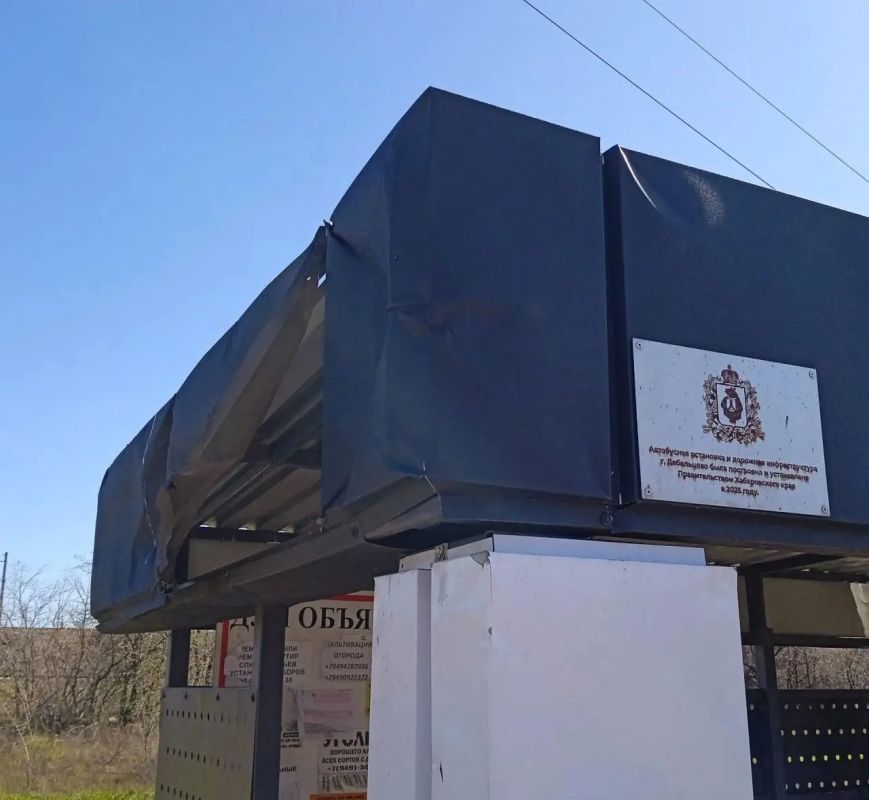 Строители из Хабаровского края восстановили остановочный комплекс в Дебальцево после обстрела Строители из Хабаровского края восстановили остановочный комплекс в Дебальцево после обстрела