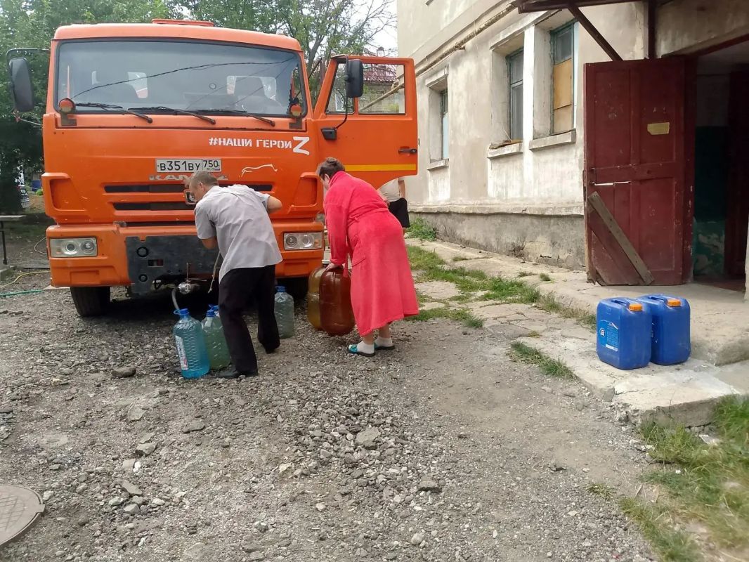 Сегодня, 21 сентября, в Кировском внутригородском районе при поддержке региона-шефа Московская область произведен подвоз воды в жилом массиве «Путь Ильича» для жителей улиц Кальмана, Тихая, Алексеева, Матросова Сегодня, 21 сентября, в Кировском внутригородском районе при поддержке региона-шефа Московская область произведен подвоз воды в жилом массиве «Путь Ильича» для жителей улиц Кальмана, Тихая, Алексеева, Матросова