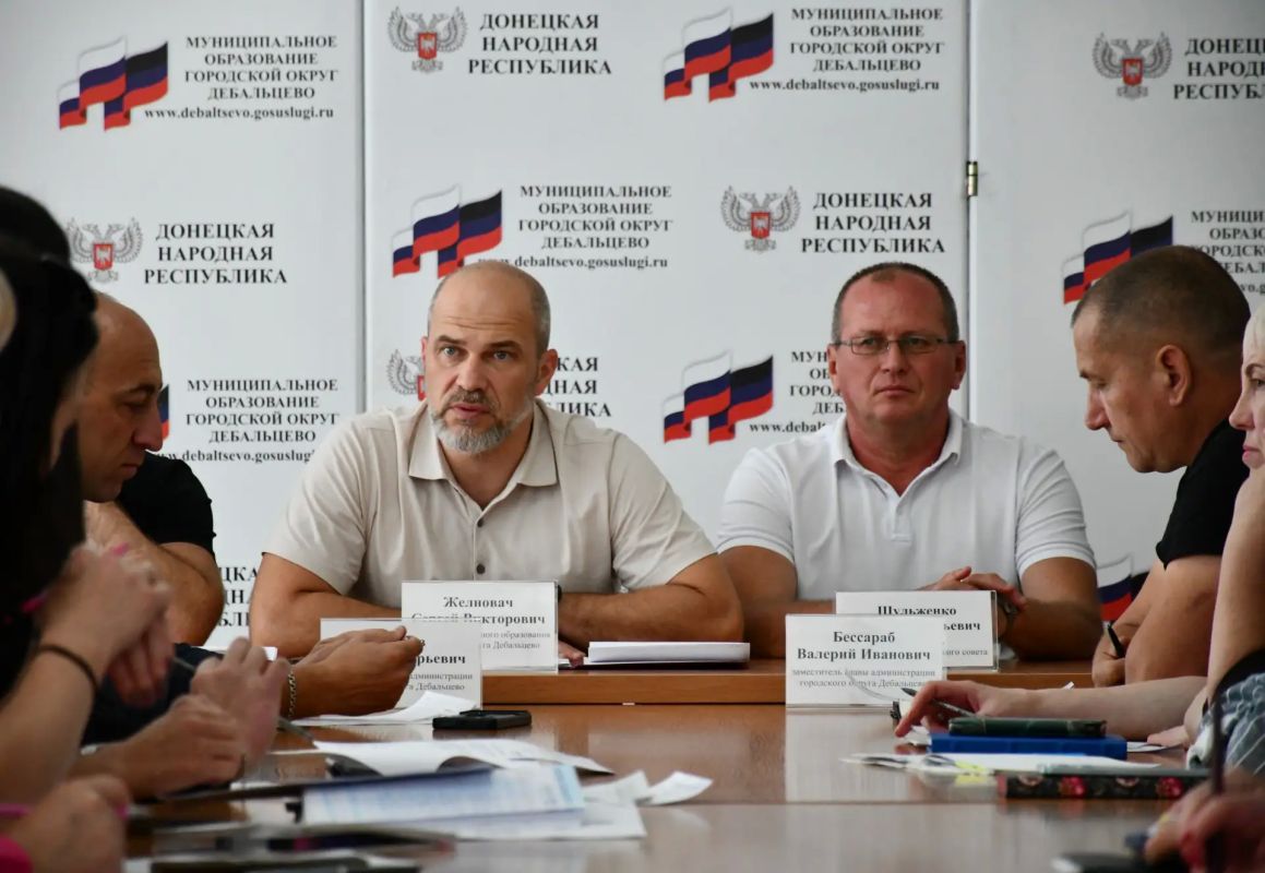 21 сентября глава муниципального образования городского округа Дебальцево Сергей Викторович Желновач с руководителями управлений, отделов и секторов администрации городского округа Дебальцево провёл аппаратное совещание 21 сентября глава муниципального образования городского округа Дебальцево Сергей Викторович Желновач с руководителями управлений, отделов и секторов администрации городского округа Дебальцево провёл аппаратное совещание