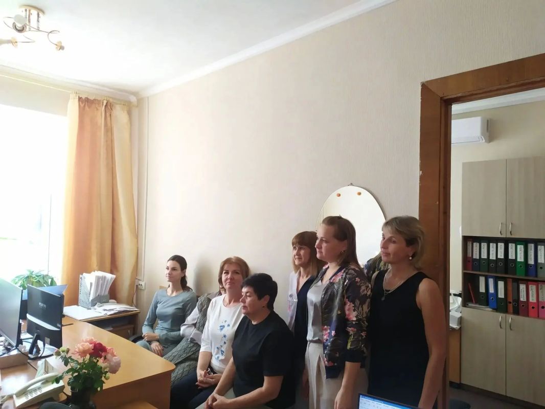 18 сентября заместитель главы администрации городского округа Торез Александр Люлькович провел встречу с трудовым коллективом Управления финансов администрации городского округа Торез 18 сентября заместитель главы администрации городского округа Торез Александр Люлькович провел встречу с трудовым коллективом Управления финансов администрации городского округа Торез