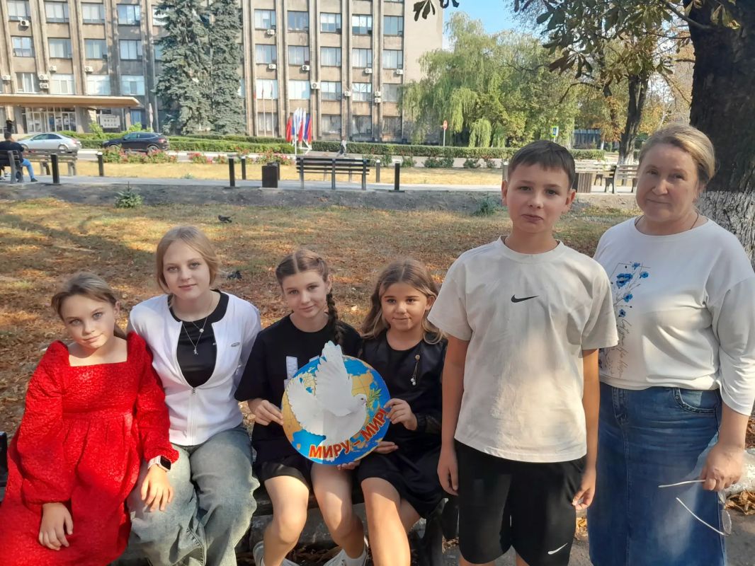 Мы за мир на всей планете. 21 сентября во всём мире отмечают Международный день мира - праздник, который напоминает о ценности согласия, доброты и взаимопонимания Мы за мир на всей планете. 21 сентября во всём мире отмечают Международный день мира - праздник, который напоминает о ценности согласия, доброты и взаимопонимания