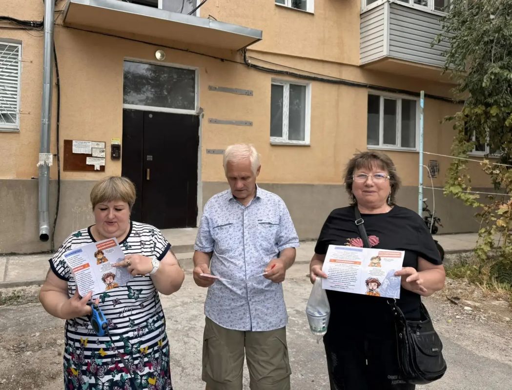 Полицейские проводят профилактические беседы со школьниками Полицейские проводят профилактические беседы со школьниками