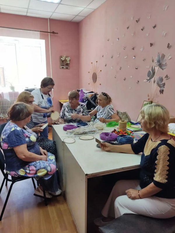 Магия ротанга: в Харцызске осваивают искусство ситцевого плетения