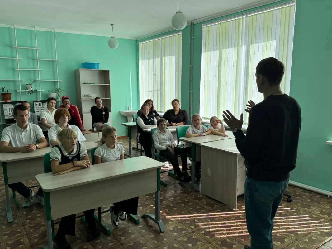 Безопасность в сети: Заведующий сектором молодежной политики администрации Мангушского м.о. Руслан Пономаренко провел лекцию по кибербезопасности для школьников Демьяновки Безопасность в сети: Заведующий сектором молодежной политики администрации Мангушского м.о. Руслан Пономаренко провел лекцию по кибербезопасности для школьников Демьяновки