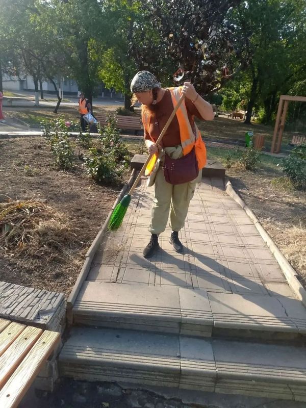 Коммунальщики Снежного продолжают благоустраивать территории общего пользования Коммунальщики Снежного продолжают благоустраивать территории общего пользования
