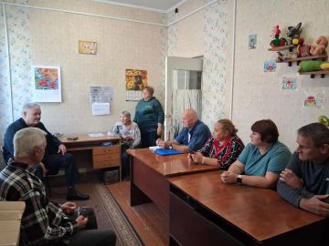 Председатель Амвросиевского муниципального совета Александр Алексеевич Шульга провел выездную встречу с людьми, которые сейчас проживают в ПВР