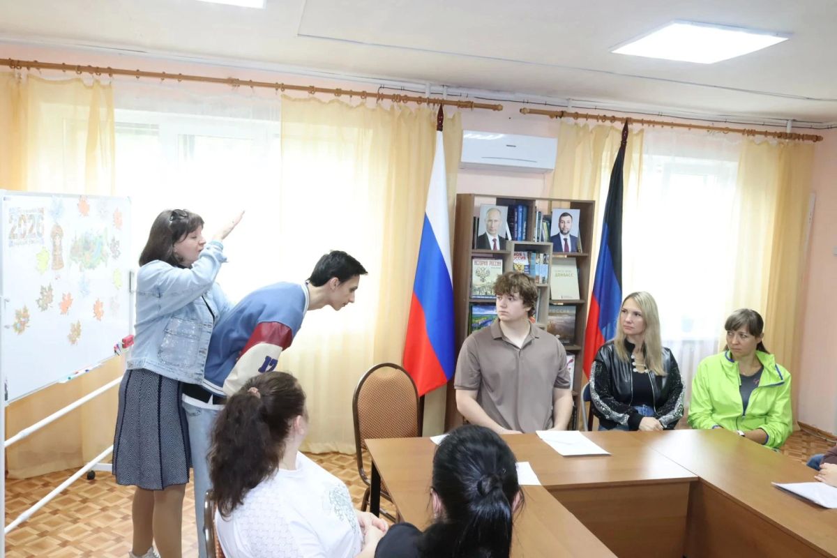 На площадке городской библиотеки Ясиноватой прошла интересная встреча для активной молодежи, организованная совместно сотрудниками библиотеки и сектором молодежной политики администрации округа На площадке городской библиотеки Ясиноватой прошла интересная встреча для активной молодежи, организованная совместно сотрудниками библиотеки и сектором молодежной политики администрации округа