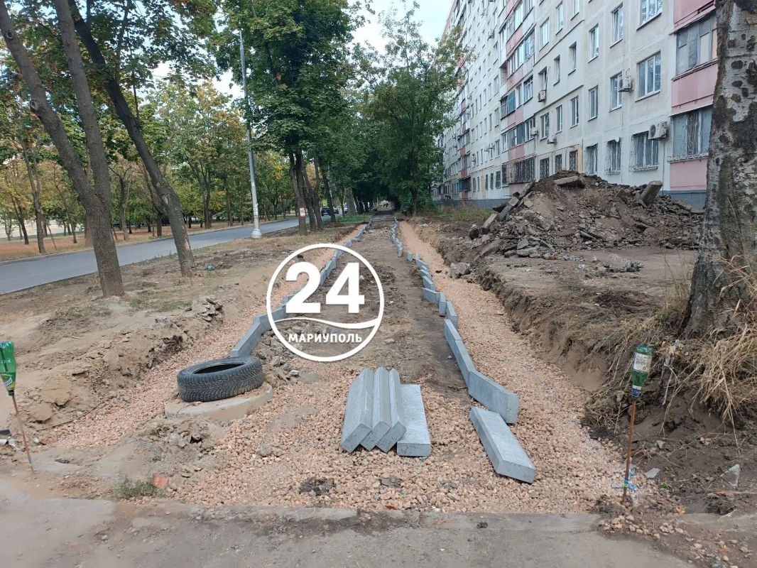 На бульваре Шевченко в Мариуполе идёт замена тротуара