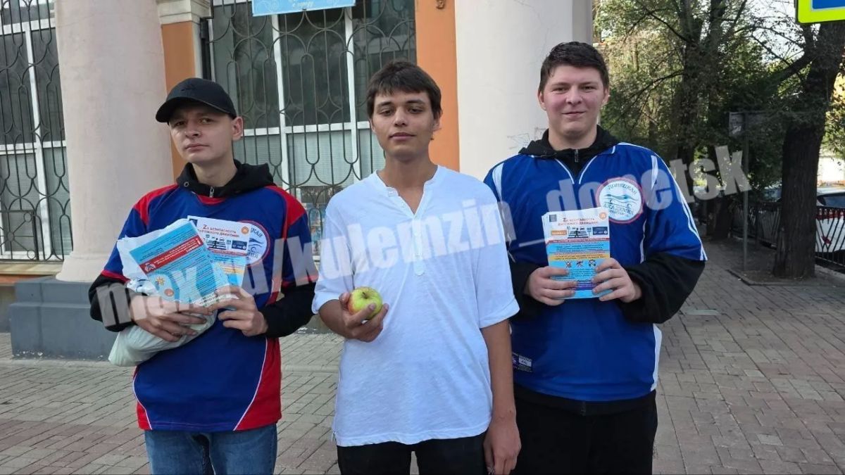 Алексей Кулемзин: Сегодня волонтеры Донецкой академии транспорта и члены Регионального центра по профилактике детского дорожно-транспортного травматизма «Лаборатория безопасности» совместно с сотрудниками Госавтоинспекции и... Алексей Кулемзин: Сегодня волонтеры Донецкой академии транспорта и члены Регионального центра по профилактике детского дорожно-транспортного травматизма «Лаборатория безопасности» совместно с сотрудниками Госавтоинспекции и...