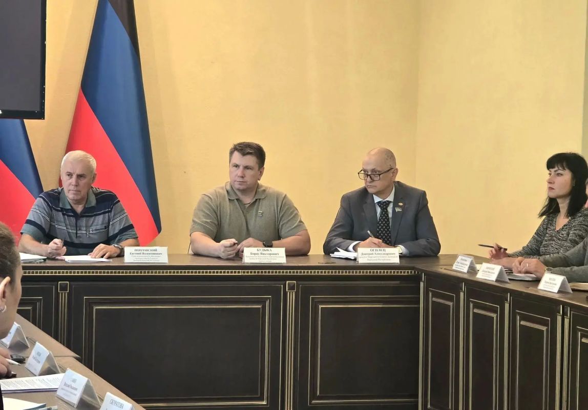 Дмитрий Огилец: В рамках своей депутатской деятельности, принял участие в Аппаратном совещании в администрации г.о.Харцызск Дмитрий Огилец: В рамках своей депутатской деятельности, принял участие в Аппаратном совещании в администрации г.о.Харцызск