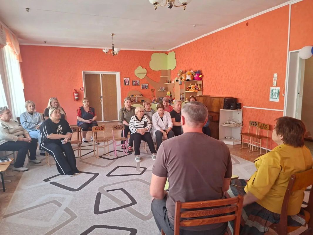 По поручению Главы Республики Дениса Пушилина, 22 сентября, спикер-активист Алексей Боршош и депутат Народного Совета Донецкой Народной Республики Наталья Бурцева провели встречу с трудовым коллективом Государственного... По поручению Главы Республики Дениса Пушилина, 22 сентября, спикер-активист Алексей Боршош и депутат Народного Совета Донецкой Народной Республики Наталья Бурцева провели встречу с трудовым коллективом Государственного...