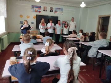 В школе № 9 г. Тореза прошла торжественная линейка, посвященная Международному дню Мира
