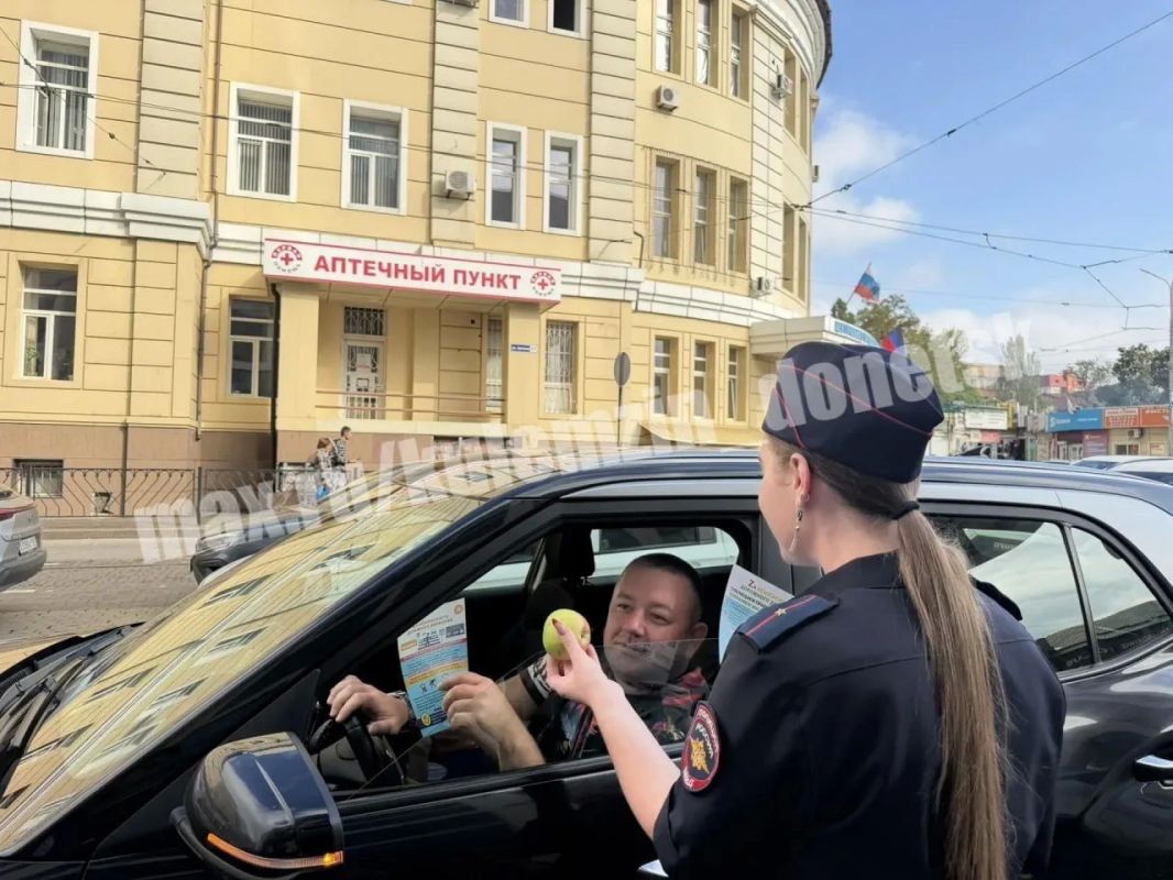 Алексей Кулемзин: Сегодня волонтеры Донецкой академии транспорта и члены Регионального центра по профилактике детского дорожно-транспортного травматизма «Лаборатория безопасности» совместно с сотрудниками Госавтоинспекции и... Алексей Кулемзин: Сегодня волонтеры Донецкой академии транспорта и члены Регионального центра по профилактике детского дорожно-транспортного травматизма «Лаборатория безопасности» совместно с сотрудниками Госавтоинспекции и...