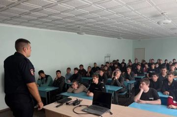 Сотрудники УНК встретились с учащимися Донецкого технологического колледжа
