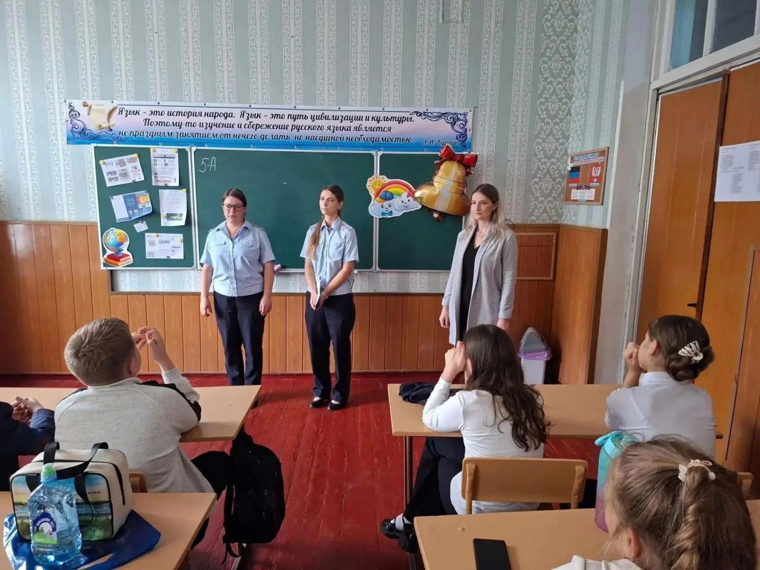 В Филиале № 37 центра соцподдержки Тореза вместе с инспекторами ГИБДД провели мероприятие для учеников