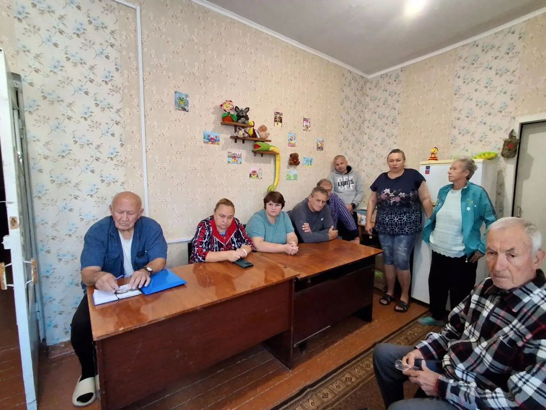Председатель Амвросиевского муниципального совета Александр Алексеевич Шульга провел выездную встречу с людьми, которые сейчас проживают в ПВР Председатель Амвросиевского муниципального совета Александр Алексеевич Шульга провел выездную встречу с людьми, которые сейчас проживают в ПВР
