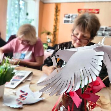 21 сентября, в Государственном бюджетном учреждении «Центр социального обслуживания населения Кировского района города Макеевки» состоялся мастер-класс, посвященный Международному дню мира