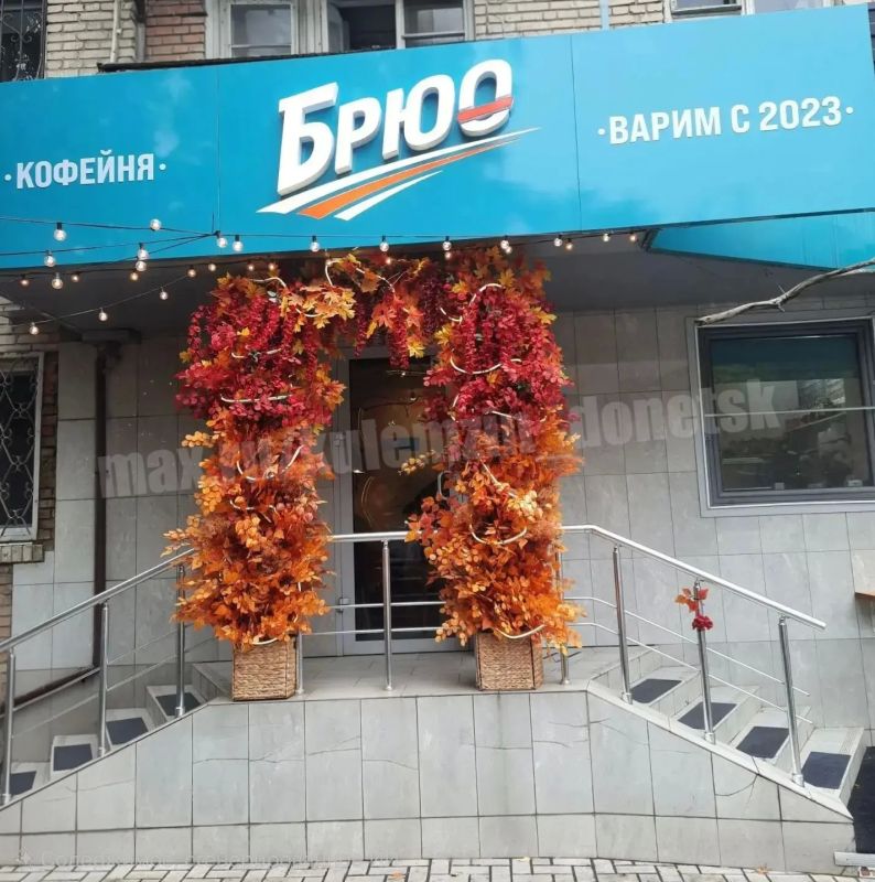 Алексей Кулемзин: Город встречает осень: предприятия торговли и общественного питания начинают украшать в осенней тематике фасады и входные группы Алексей Кулемзин: Город встречает осень: предприятия торговли и общественного питания начинают украшать в осенней тематике фасады и входные группы