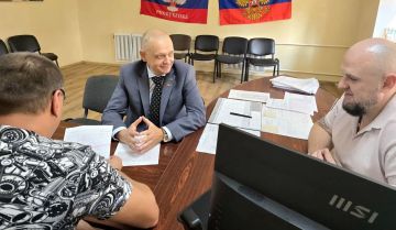 Дмитрий Огилец: Провёл рабочую встречу с директором Харцызского филиала Единого регионального фонда по управлению многоквартирными домами на территории ДНР, Семёновым Александром Евгеньевичем