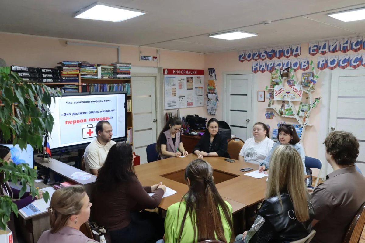 На площадке городской библиотеки Ясиноватой прошла интересная встреча для активной молодежи, организованная совместно сотрудниками библиотеки и сектором молодежной политики администрации округа