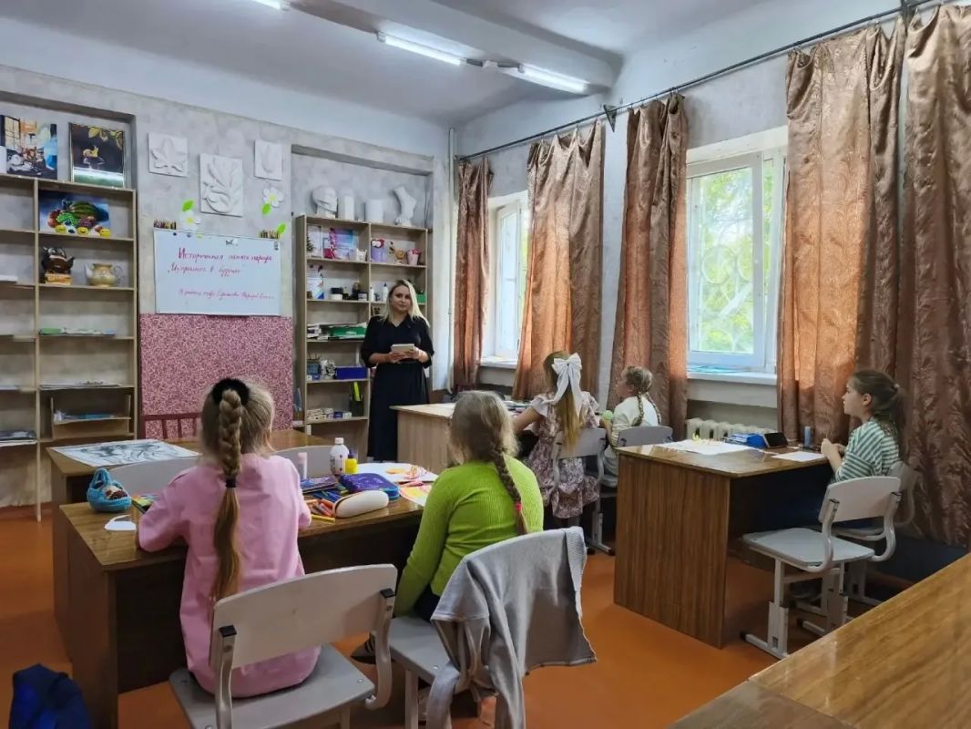 Сегодня на отделе "Изобразительное искусство" преподавателем Шиловой А. И была проведена тематическая беседа : "Историческая память народа, из прошлого в будущее" в рамках года единства народов России Сегодня на отделе "Изобразительное искусство" преподавателем Шиловой А. И была проведена тематическая беседа : "Историческая память народа, из прошлого в будущее" в рамках года единства народов России