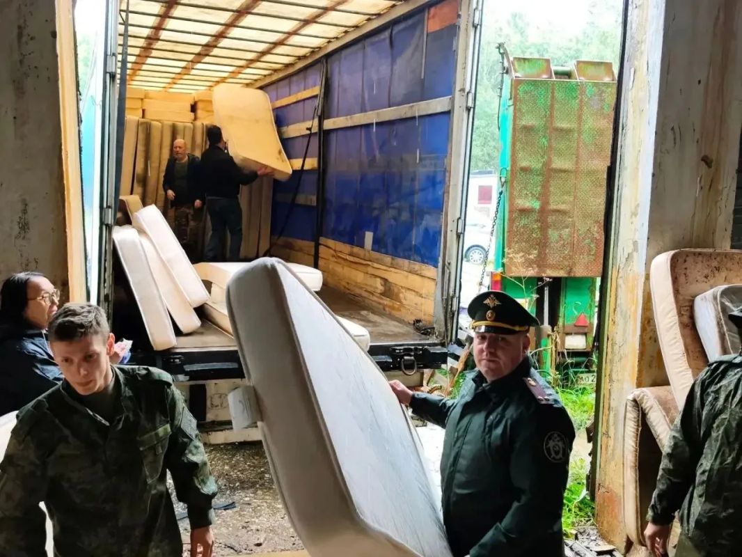 Военные следователи СК России по Ленинградскому военному округу совместно с волонтерами передали гуманитарную помощь Военные следователи СК России по Ленинградскому военному округу совместно с волонтерами передали гуманитарную помощь