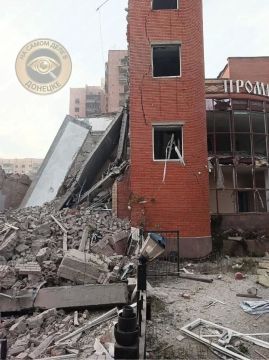 Поражённое здание ПромИнвестбанка в оккупированном ВСУ Краматорске